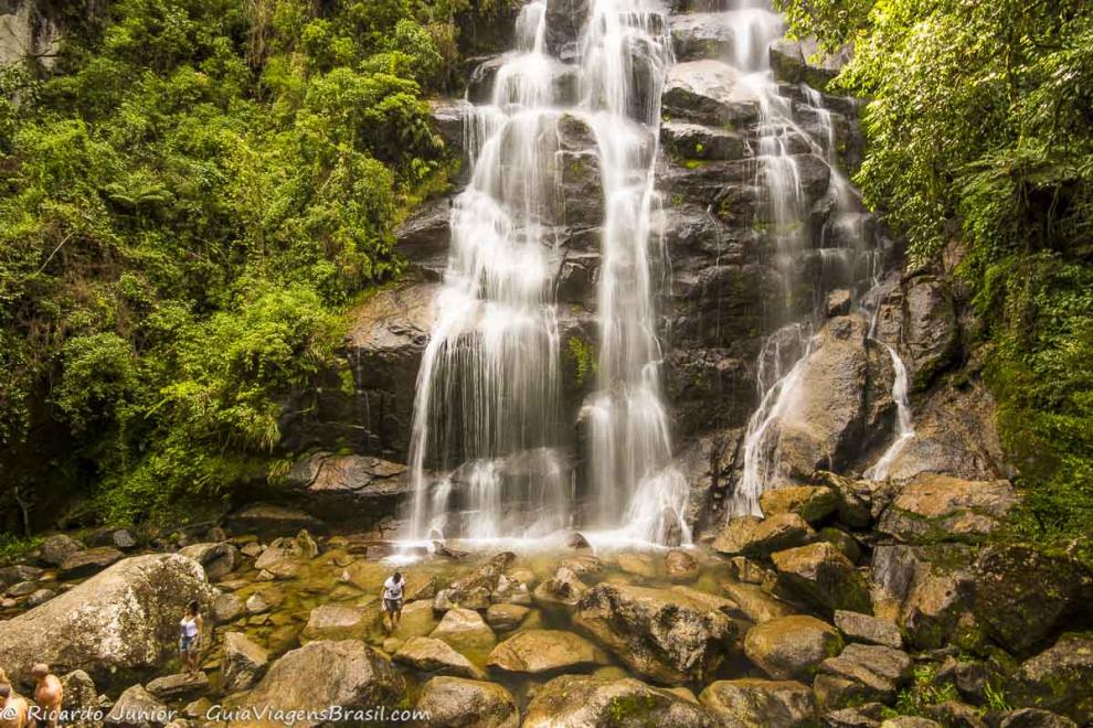 Imagem fabulosa da queda da Cachoeira Véu de Noiva.